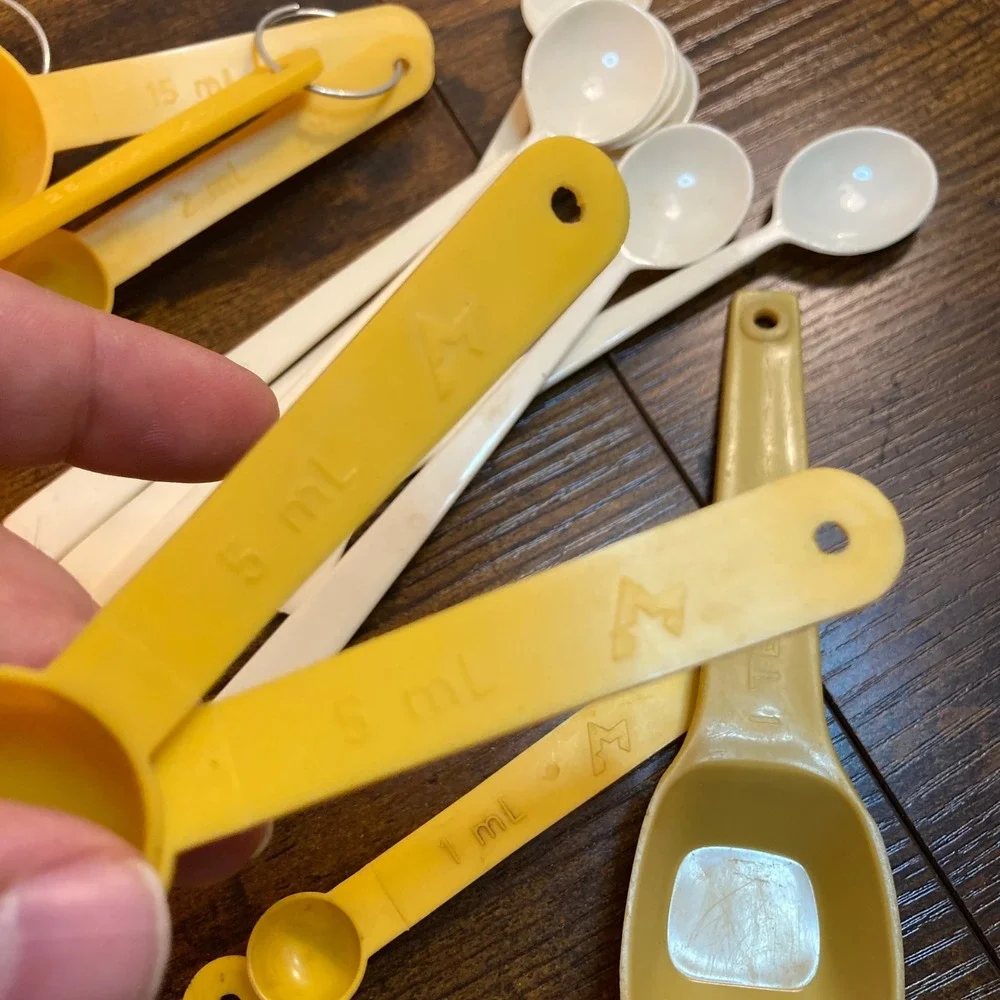 Vintage Plastic Measuring Spoons Lot Yellow White 25ml 15ml 2ml SI Mfg Canada